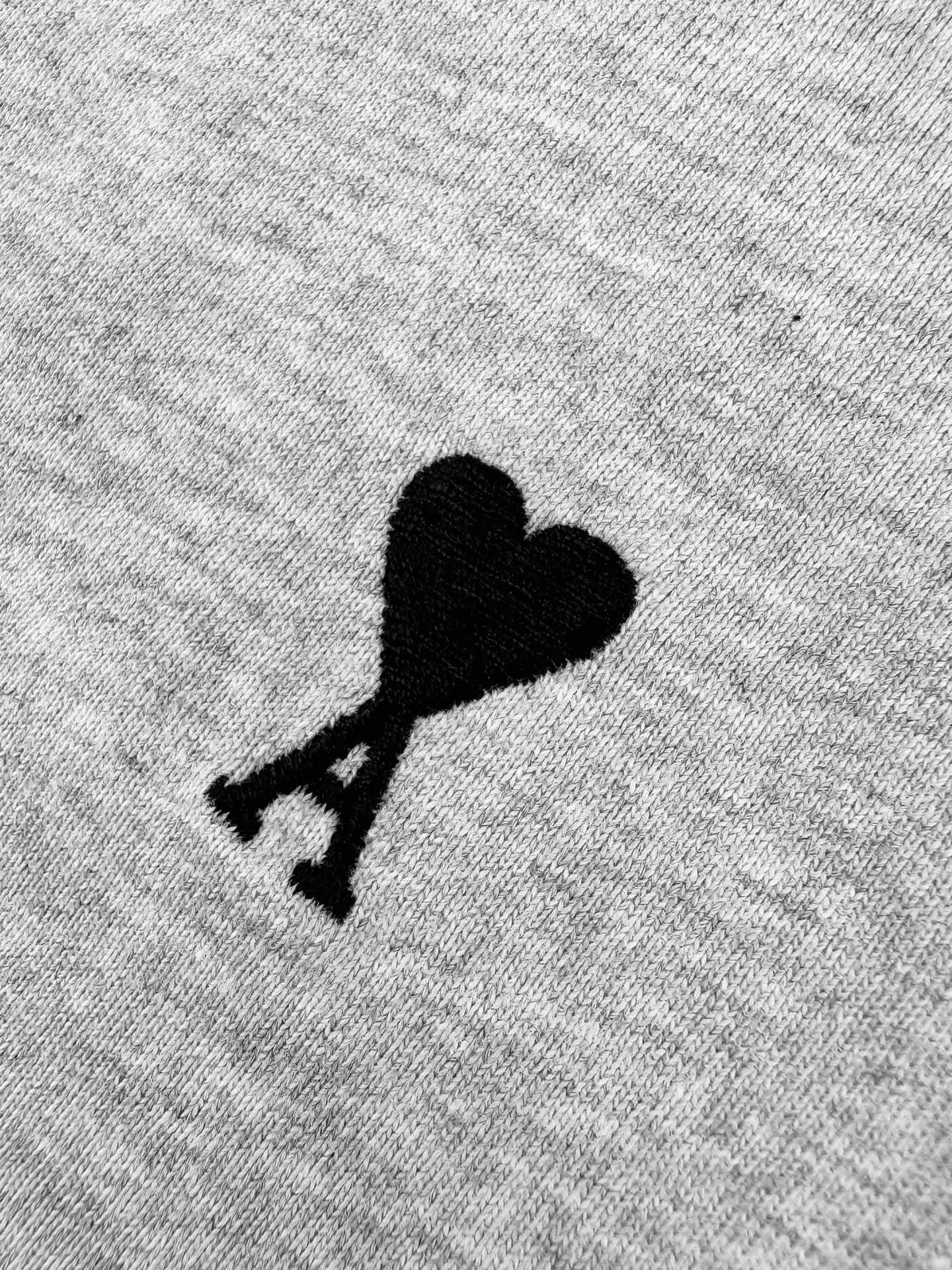 Ami Paris logo embroidered short sleeves. Custom-made high-count densely spun cotton. Soft and delicate, comfortable and skin-friendly. The hemp gray background is like mist on the body. The extremely restrained color tone demonstrates an effortless sense of luxury. The love logo on the chest is embellished with rough particles. The same color AMI embroidery on the back quietly echoes. French romance is hidden in the details. Low-key but highly recognizable. Use minimalist strokes to outline a luxurious and relaxing world. Process 1: Use imported machine embroidery technology. Use advanced computer control systems and precision mechanical components to realize Ami logo and letter embroidery operations with high precision and smooth and delicate lines. Process 2: The fabrics have been fermented and washed for better hand feel. Not easy to deform, not easy to shrink, not easy to fade, and maintain long-term beauty. Accessories: Customized 1:1 Ami trademark. Version: Loose version. Size: S M L XL. Style number: BB 820.